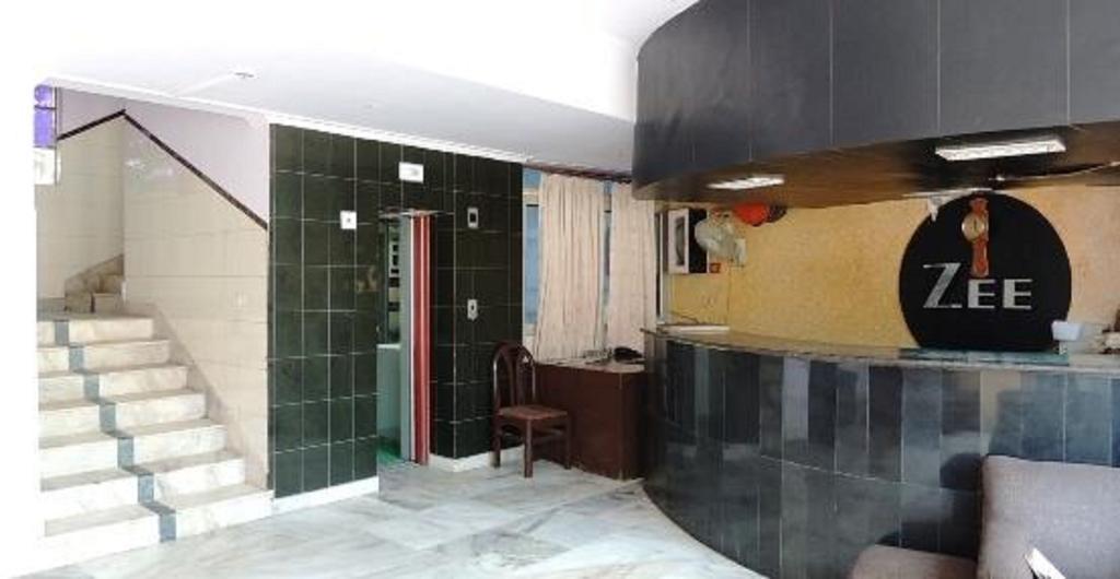 אגרה Hotel Zee מראה חיצוני תמונה